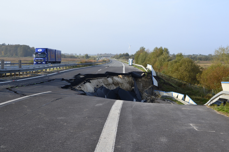 A20 Ostseeautobahn abgesackt Tribsees Stra�endammrutschung Fahrbahnsenkung 408