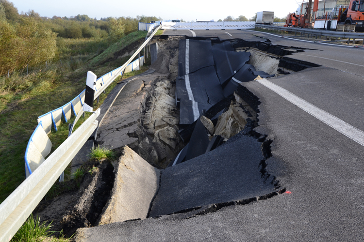A20 Ostseeautobahn abgesackt Tribsees Stra�endammrutschung Fahrbahnsenkung 444