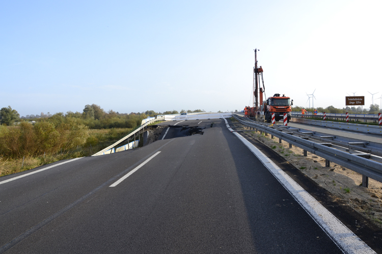 A20 Ostseeautobahn abgesackt Tribsees Straßendammrutschung Fahrbahnsenkung 448