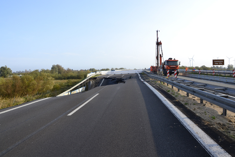 A20 Ostseeautobahn abgesackt Tribsees Stra�endammrutschung Fahrbahnsenkung 448