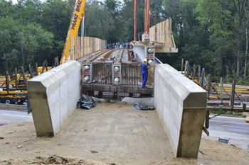 A3 Autobahn Brückenarbeiten Überführung Brückenträger Schwerlastkran Brückenbau