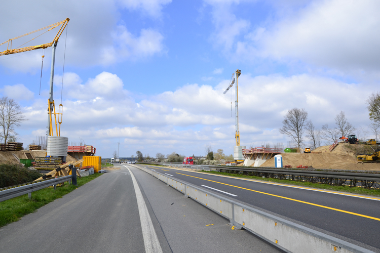 A3 Bundesautobahn Emmerich Wesel Hamminkeln Rees Oberhausen Vollsperrung Auflegen Stahlträger  Brückenarbeiten 84