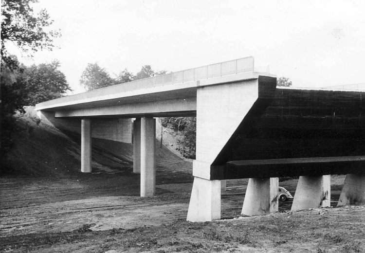 Archiv Straßen.NRW Sudbachtalbrücke Autobahn A 5 Nord B 61 F1966-07-07 Südwestansicht