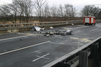 Autobahn A 57 Vollsperrung Unfall Brückenbrand 21