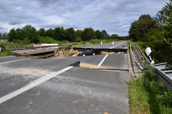 Autobahn Hochwasser Flutkatastrophe Überschwemmung Unwetterzerstörungen Liblar Hürth Köttingen Kierdorf Erftstadt 77
