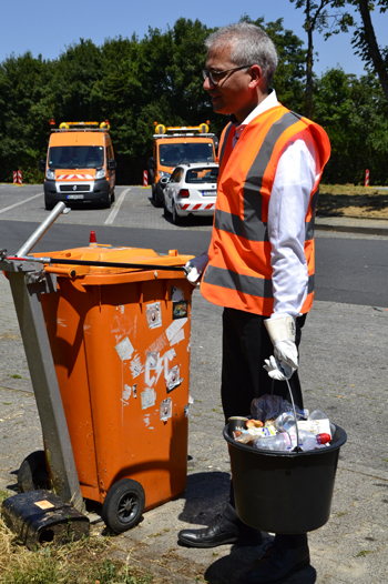 Autobahn Verkehrsminister Al-Wazir sammelt Müll Autobahnparkplatz illegale Müllentsorgung 98