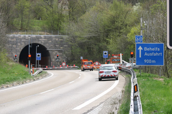 Autobahntunnel A 8 Lämmerbuckel Tunneltest Schranken  Behelfsausfahrt 08