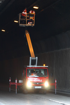Autobahntunnel A 8 Lämmerbuckel funktionaler Tunneltest Hubwagen Steiger 08