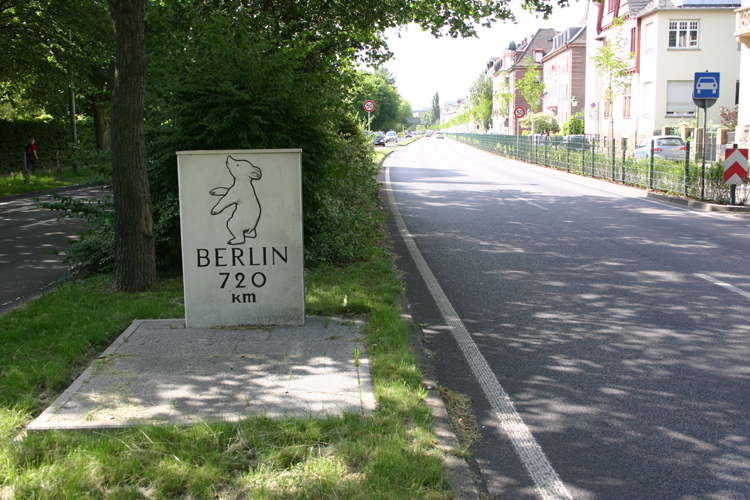 Berliner B�r Kilometerstein Baden-Baden Bundesstra�e B500 6