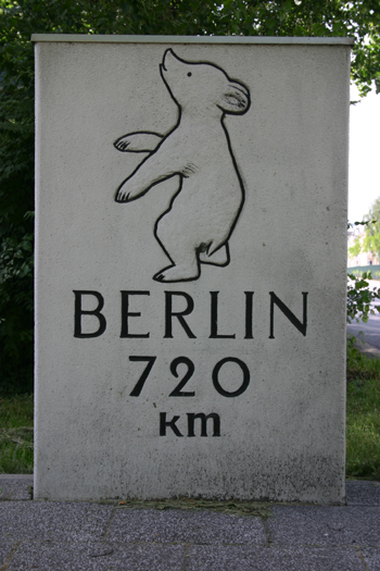 Berliner B�r Kilometerstein Baden-Baden Bundesstra�e B500 7
