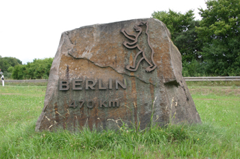 Bundesstra�e B40 Kilometerstein Berliner B�r Neuhof A 66 9