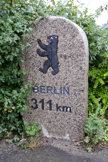 Kilometerstein mit dem Berliner Bären Ellerau 3