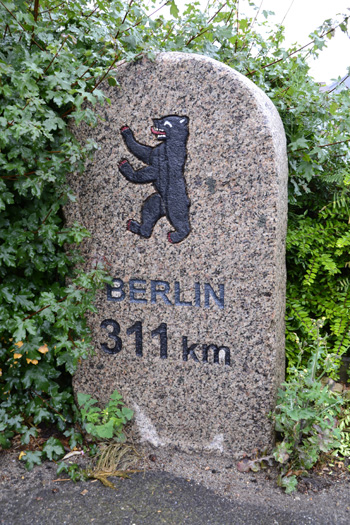 Kilometerstein mit dem Berliner B�ren Ellerau 3