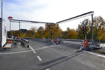 Rheinbrücke Duisburg Neuenkamp Autobahn A 40 Lkw-Waage Gewichtskontrolle 42