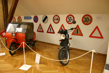 Straßenmuseum Strassengeschichte Verkehrshistorie Straßenwesen Verkehrsschild Beschilderung 53