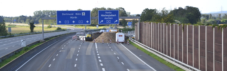 Autobahn Hochwasser Flutkatastrophe Überschwemmung Unwetterzerstörungen Abzweig Erfttal Erftstadt Blessem 47