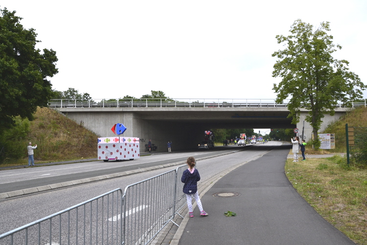 Tour de France Rhein-Kreis-Neuss gesperrte Autobahn A 57 Kaarst Büttgen Werbekolonne 34