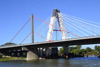 A1 Autobahn Rheinbrücke Leverkusen Lückenschluß Brückenbau Stahlbauteil Brückenhochzeit 85