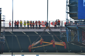 A1 Autobahn Rheinbrücke Leverkusen Lückenschluß Brückenbau Stahlbauteil Brückenhochzeit SEH Engineering Hochtief 01
