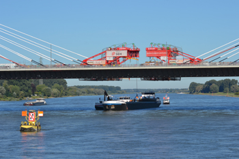 A1 Autobahn Rheinbrücke Leverkusen Lückenschluß Brückenbau Stahlbauteil Brückenhochzeit SEH Engineering Hochtief 91