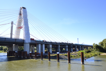 A1 Autobahn Rheinbrücke Leverkusen Lückenschluß Brückenbau Stahlbauteil Brückenhochzeit Vorlandbrücke 78