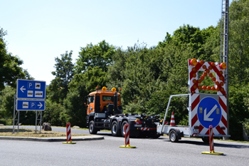 Autobahn M�ll sammeln Verkehrsminister Al-Wazir Autobahnparkplatz Thei�tal Niedernhausen 32