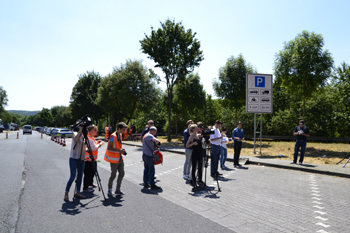 Autobahn M�ll sammeln Verkehrsminister Al-Wazir Autobahnparkplatz illegale M�llentsorgung 54