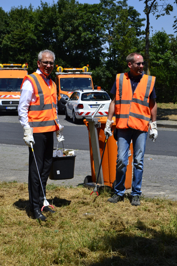 Autobahn Verkehrsminister Al-Wazir sammelt M�ll Autobahnparkplatz illegale M�llentsorgung 07