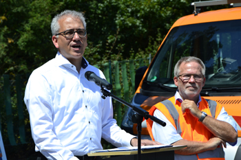 Autobahn Verkehrsminister Al-Wazir sammelt M�ll Autobahnparkplatz illegale M�llentsorgung 61