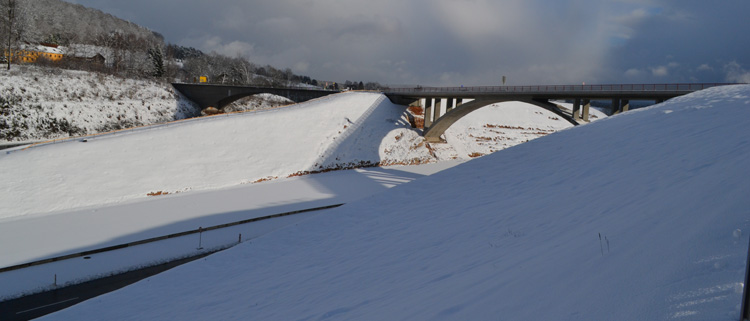 Autobahnbaustelle im Schnee A3 Spessartaufsteig Weibersbrunn Autobahn Frankfurt Würzburg Nürnberg 59