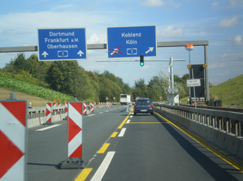 Autobahnbr�cke A1 Rhein K�ln Leverkusen Lkw-Schrankenanlage 178