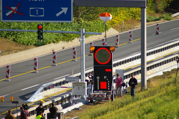Autobahnbr�cke A1 Rhein K�ln Leverkusen Lkw-Schrankenanlage 35
