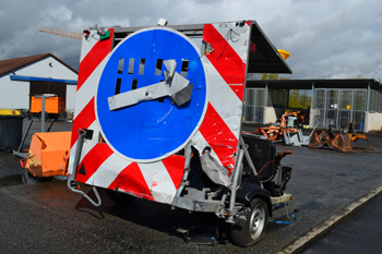 Autobahnmeisterei Hösbach Straßenbetriebsdienst Straßenwärter Warntafel Sicherungsanhänger 50