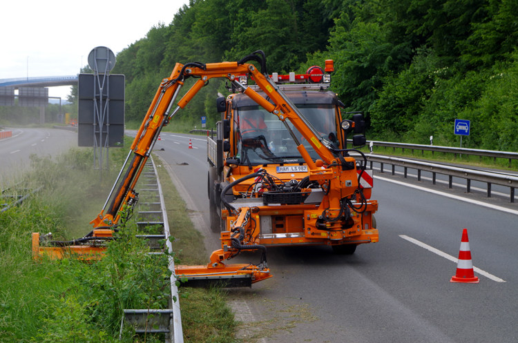 Autobahnmeisterei M�harbeiten im Mittelstreifen 1318