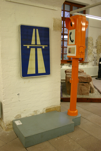 Autobahnmuseum Reichsstraßen Verkehrsgeschichte Straßenbau Verkehrs Notrufsäule 13