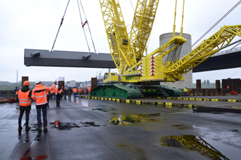 Br�ckenmontage A1 Leverkusen Rheinbr�ckenbau Hubtraverse Raupenkran Liebherr Br�ckenstahl 44
