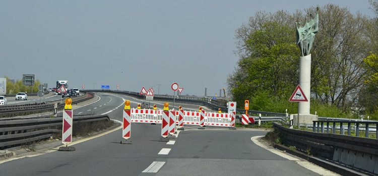 Bundesautobahn A59 Duisburg Meiderich Brand Berliner Br�cke Schaden Sperrung 06