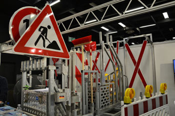 DeuSAT K�ln 2019 Stra�enausstatter Verkehrssicherheit Stra�enverkehrstechnik Schilderwagen Schilderwald 80