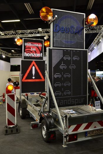 DeuSAT K�ln 2019 Stra�enausstatter Verkehrssicherheit Stra�enverkehrstechnik Warnleitanh�nger 65