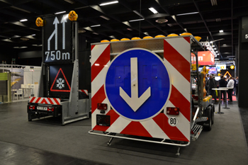DeuSAT K�ln 2019 Stra�enausstatter Verkehrssicherheit Warnleitanh�nger 53
