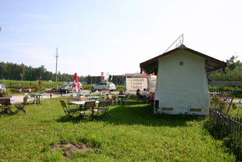 Erste Deutsche Autobahnrastst�tte Rodaborn Trpitis Bratwurst Rasthof Rastanlage Parkplatz 74