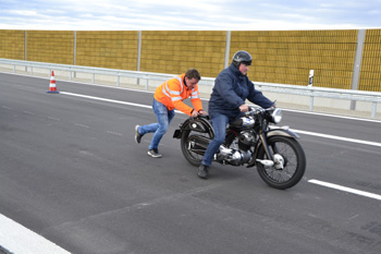 Oldtimer Korso Autobahn A94 Youngtimer Rundfahrt historische Fahrzeuge Kfz Pkw Motorrad 50