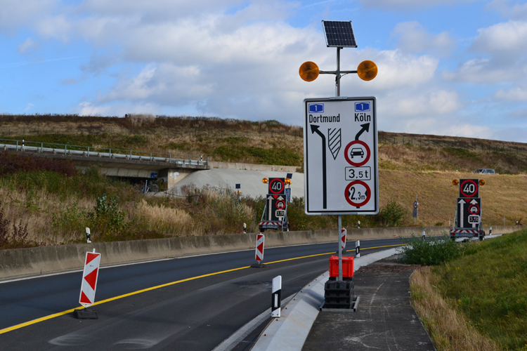 Rheinbr�cke Leverkusen K�ln Autobahnbr�cke Lkw-Sperre Schrankenanlage 105