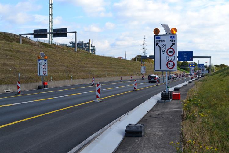Rheinbr�cke Leverkusen K�ln Autobahnbr�cke Lkw-Sperre Schrankenanlage 110