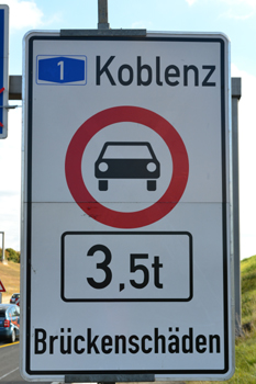 Rheinbr�cke Leverkusen K�ln Autobahnbr�cke Lkw-Sperre Schrankenanlage 120