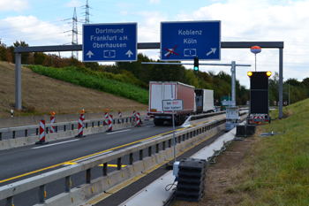 Rheinbr�cke Leverkusen K�ln Autobahnbr�cke Lkw-Sperre Schrankenanlage 141