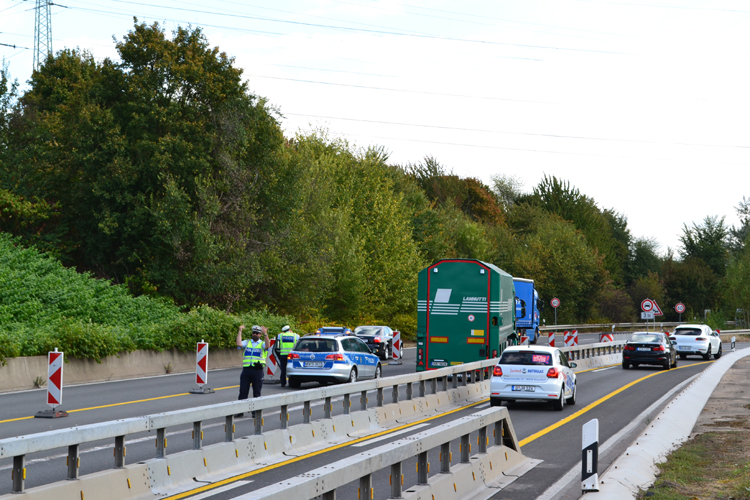 Rheinbr�cke Leverkusen K�ln Autobahnbr�cke Lkw-Sperre Schrankenanlage 158