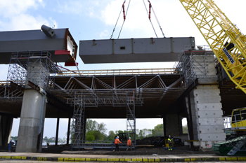 Stahlbr�cke Hohlkasten Rheinbr�ckenbau Stahlverbundkonstruktion Haupttr�gersegmente Stahlbauteile 171