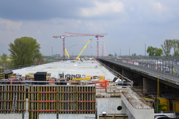 Stahlbr�cke Hohlkasten Rheinbr�ckenbau Stahlverbundkonstruktion Haupttr�gersegmente Stahlbauteile 208