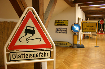 Straßenmuseum Strassengeschichte Verkehrshistorie Straßenwesen Glatteisgefahr Verkehrsschild 24